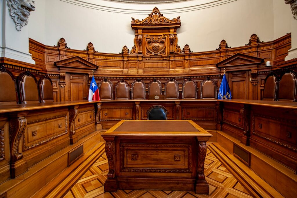 Photo courtroom, judge